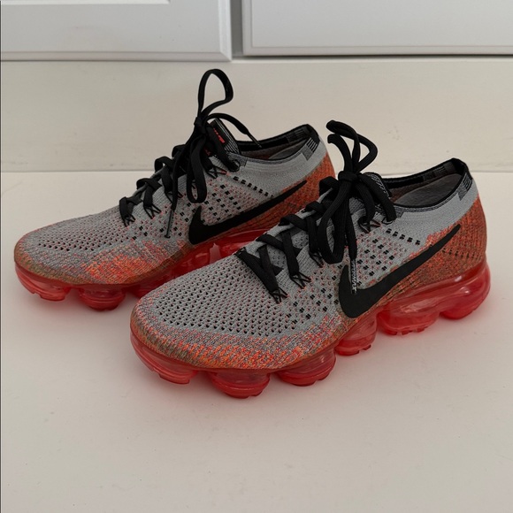 EUC Nike Air Women’s VaporMax Flyknit Wolf Grey Bright Crimson 7 Sneakers Shoes - Picture 4 of 9